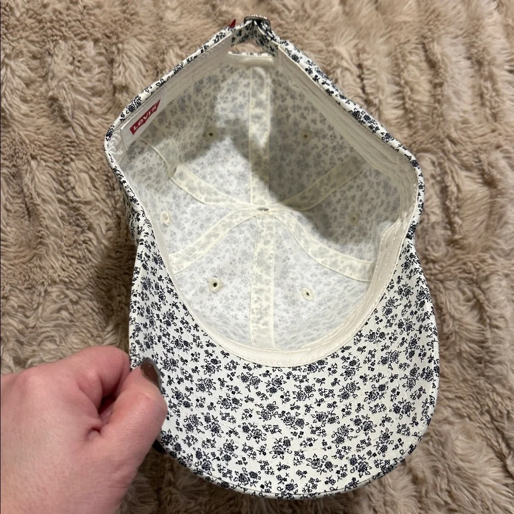 NWOT Levi’s adjustable baseball cap in white with navy floral print. - Picture 2 of 5